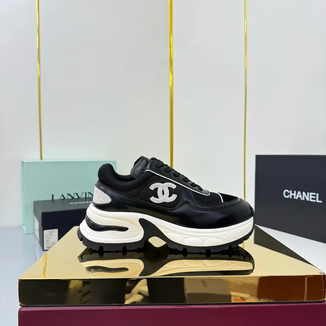 👟👟Ex-factory price 700👟👟 Chanel casual small leather shoes ~ original calfskin panda shoes Chanel 25C latest hot style panda black and white sports shoes casual sneakers small fragrance hot item classic black and white panda color coco girls must pay for it Fabric: original customized first-layer cowhide Inner: original imported breathable mesh lining Outsole: Original molded rubber + TPU combination Size: Women's 35-41